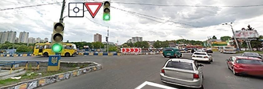 Малюнок до питання 65: Водій сірого автомобіля здійснює в’їзд на перехрестя з круговим рухом. Чи потрібно в такому випадку вмикати…