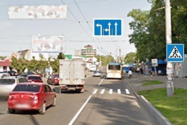 Малюнок до питання 66: Чи дозволено водієві червоного автомобіля рухатись прямо у даному випадку?