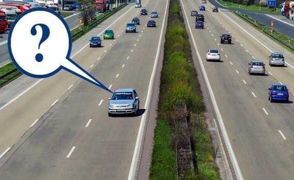 Малюнок до питання 17: За яких умов водієві легкового автомобіля дозволено рух по крайній лівій смузі на дорозі з розділювальною…