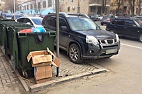 Малюнок до питання 90: Чи дозволена стоянка чорного автомобіля в цьому місці?