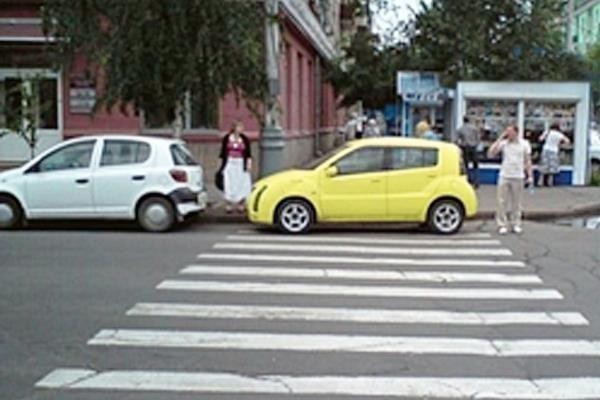 Малюнок до питання 92: Хто з водіїв, виконуючи зупинку, порушив Правила дорожнього руху?