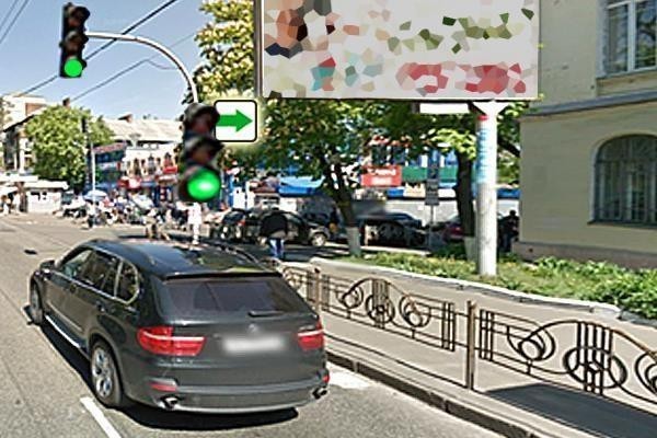 Малюнок до питання 34: Чи дозволено водію чорного автомобіля повернути праворуч у даному випадку?