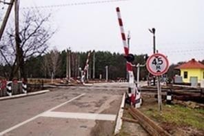 Малюнок до питання 24: У якому випадку Ви можете проїхати під шлагбаумом, який опускається на залізничному переїзді?