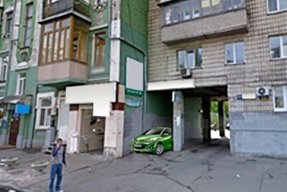 Малюнок до питання 12: Чи дозволено водієві зеленого автомобіля поставити автомобіль на стоянку так як показано на малюнку?