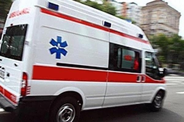 Малюнок до питання 15: Чи повинен водій надавати перевагу в русі автомобілю екстреної (швидкої) медичної допомоги?