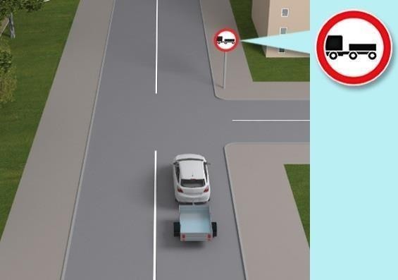 Малюнок до питання 317: Чи дозволено рух легкового автомобіля прямо в даній ситуації?