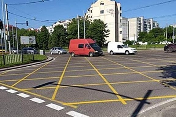 Малюнок до питання 34: Ця горизонтальна дорожня розмітка позначає ділянки, на які забороняється виїжджати на перехресті, якщо…