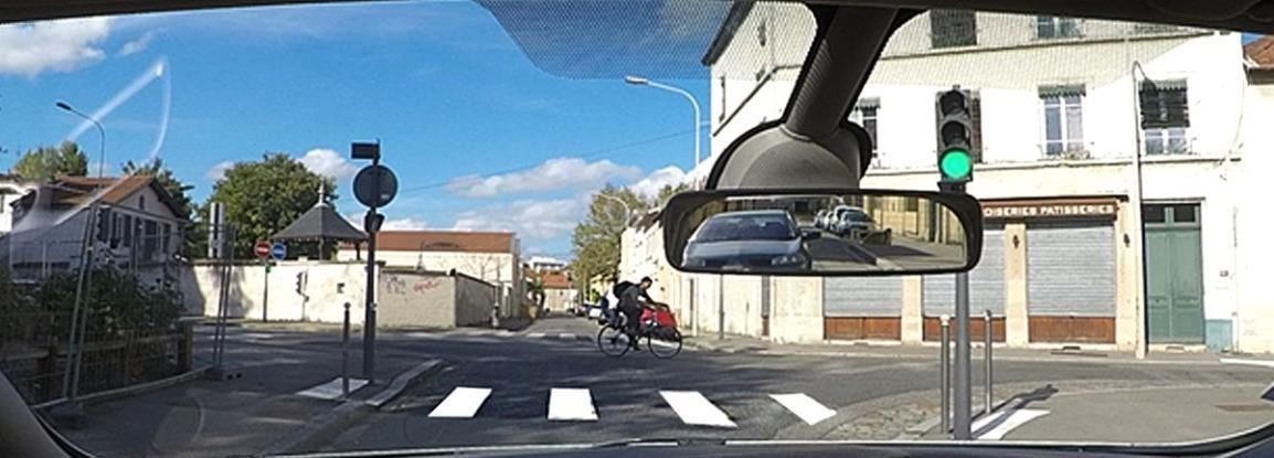 На перехресті є зелений сигнал, а велосипедист уже рухається через проїзну частину й завершує перетин перед вашим автомобілем.