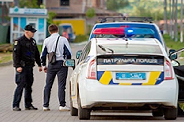 Малюнок до питання 115: Ви зупинились на вимогу поліцейського. Ви увімкнете аварійну світлову сигналізацію?