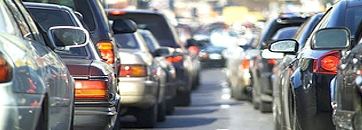 На зображенні щільний потік автомобілів на дорозі, де потрібно постійно стежити і за передніми, і за боковими, і за задніми змінами обстановки.