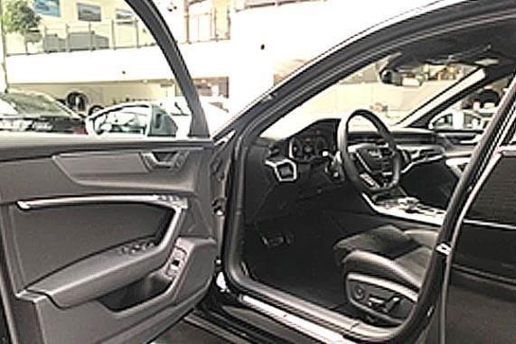 На фото автомобіль із відчиненими дверима з боку проїзної частини. Йдеться про відкривання дверей так, щоб не створити небезпеки для інших учасників руху.