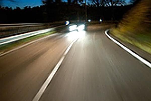 На дорозі в темну пору доби зустрічний автомобіль видно на великій відстані через світло фар і слабкі орієнтири навколо. Видимість у похмуру погоду також гірша, ніж удень.