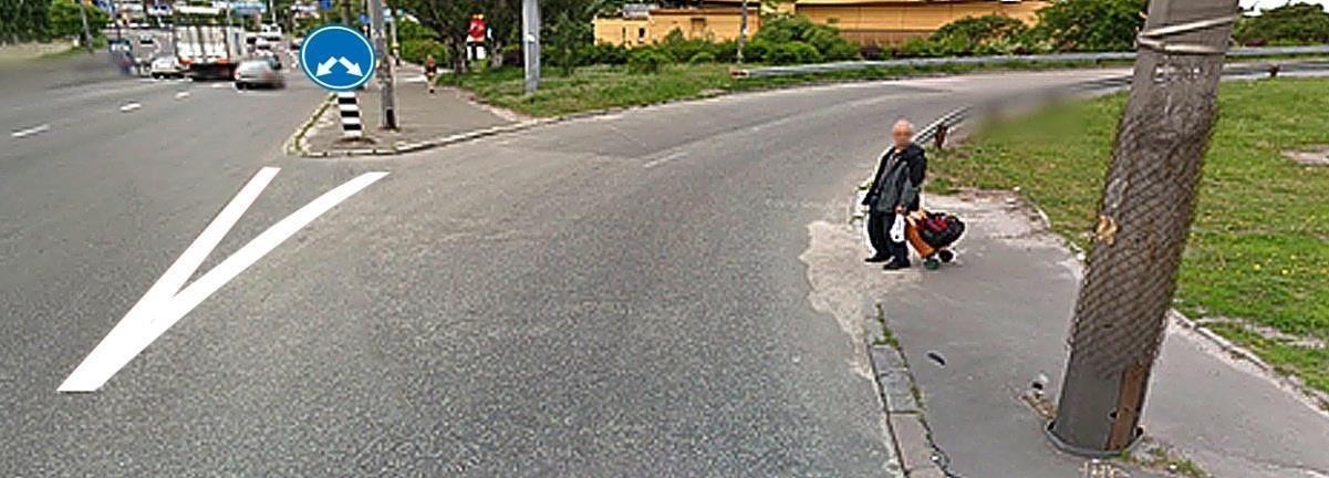 Малюнок до питання 170: Чи потрібно зменшити швидкість, проїжджаючи повз пішохода у даному випадку?