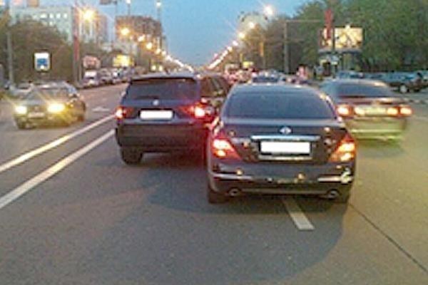 Попереду щільний потік автомобілів; ситуація на дорозі виглядає напруженою й може вимагати швидкої реакції водія.