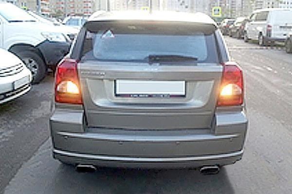 На фото задня частина автомобіля; увімкнені світлові прилади білого/прозорого кольору позаду.