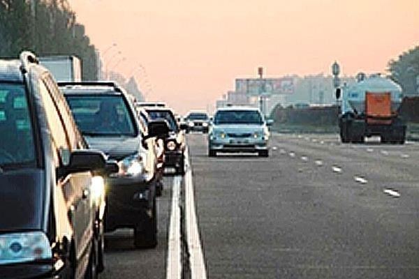Малюнок до питання 86: Якщо на вашій смузі є зустрічний транспортний засіб чи дозволено подати звуковий сигнал в населеному пункті?