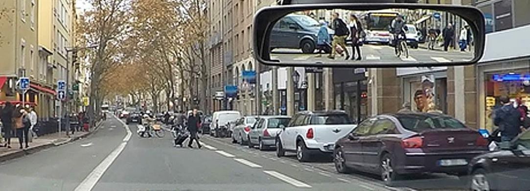 Пішоходи перетинають проїзну частину автомобільної дороги не на наземному пішохідному переході. Автомобіль наближається до них по цій же дорозі.