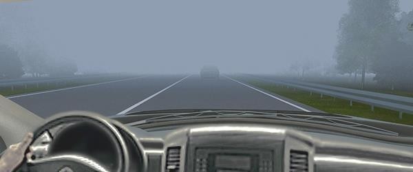 На дорозі видно туман і погіршену дальність огляду вперед, межі дороги проглядаються слабо.