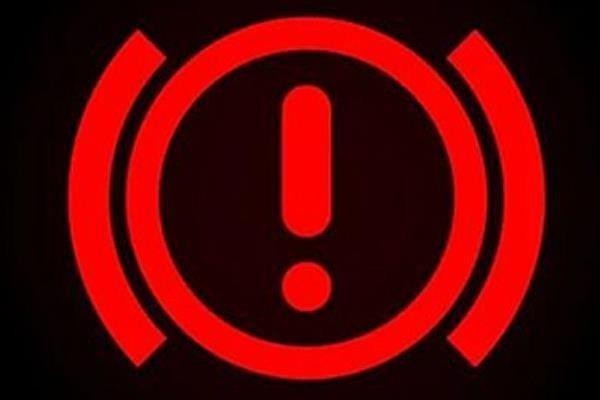 На панелі приладів світиться червоний індикатор у вигляді знака оклику в колі.