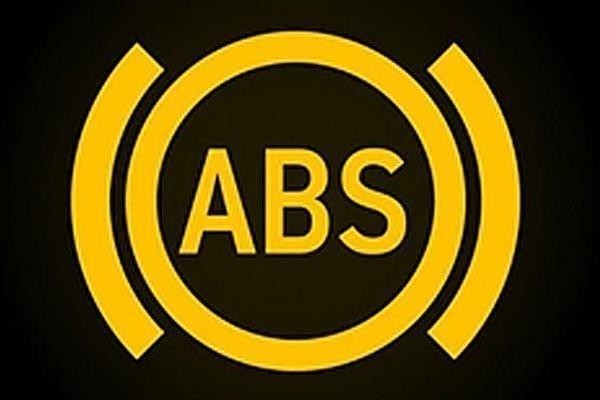 На щитку приладів світиться жовтий індикатор «ABS».