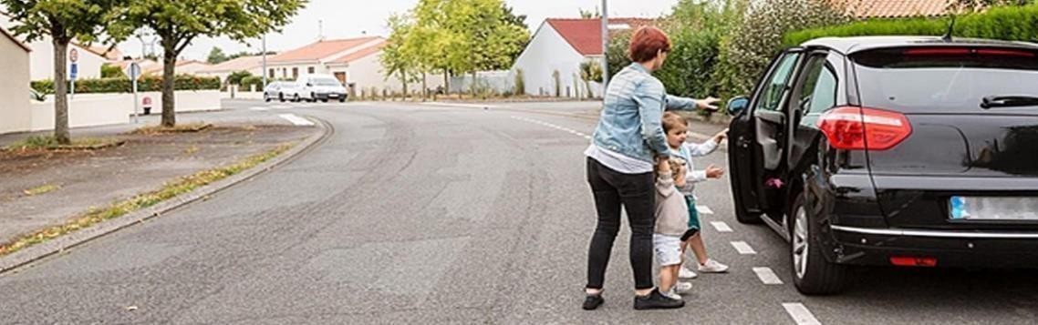 Малюнок до питання 16: Чи правильно здійснюють посадку пасажири в наведеній ситуації?